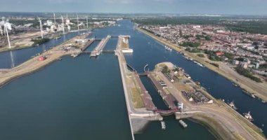 The IJmuiden locks form the connection between the North Sea Canal and the North Sea at IJmuiden .