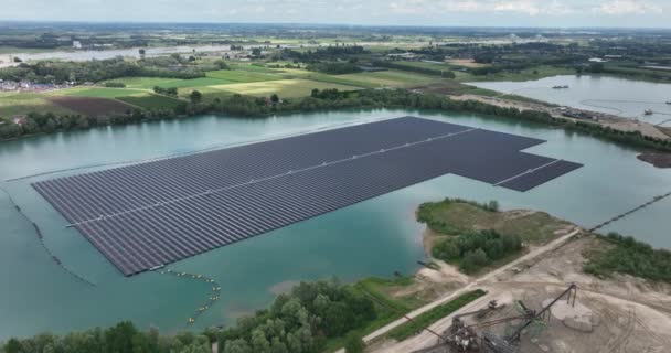 Clrean Sustainable Energy Generation Using Solar Panels Large Pond Netherlands — Stockvideo