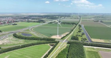 Rüzgar türbini sistemi kırsal kesimdeki bir rüzgar çiftliğinde sürdürülebilir enerji üretimi.