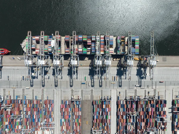 Liman Limanındaki Konteyner Nakliye Terminali Büyük Bir Gemiden Mal Ihraç — Stok fotoğraf