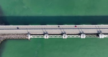 Delta Works, Hollanda 'daki bir su taşkını savunma sistemidir, özellikle Zeeland eyaletleri denizinden korunmak için kullanılır. Oosterschelde engeli.