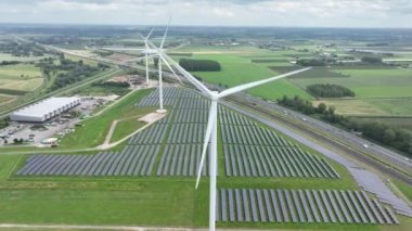 Güneş panelleri, yeşil temiz alternatif yenilenebilir enerji kaynağı sistemi. Ekolojik yenilikçi çevresel temiz enerji üretimi.