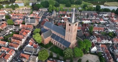 Eski tarihi Naarden kasabası, Zuiderwaterlinie ortaçağ savunma kalesinin tarihi kalesine tepeden bakan insansız hava aracı manzaralı..