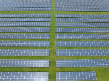 Güneş panelleri, yeşil temiz alternatif yenilenebilir enerji kaynağı sistemi. Ekolojik yenilikçi çevresel temiz enerji üretimi.