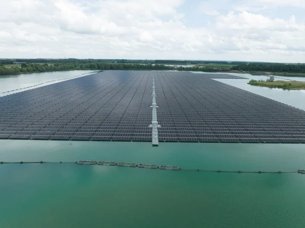 Geração Energia Sustentável Clrean Usando Painéis Solares Uma Grande Lagoa — Fotografia de Stock