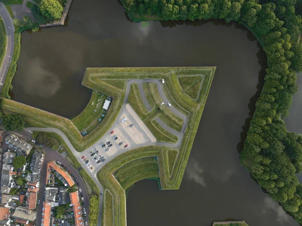 Eski tarihi Naarden kasabası, Zuiderwaterlinie ortaçağ savunma kalesinin tarihi kalesine tepeden bakan insansız hava aracı manzaralı..