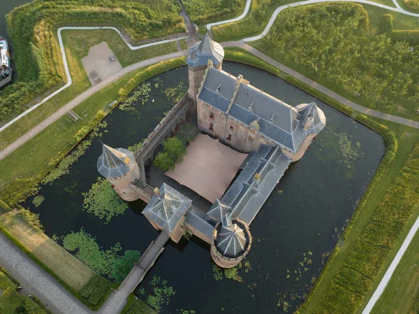 中世纪城堡修复了文物文化纪念馆 用于博物馆旅游目的 空中俯瞰 荷兰的防御工事是历史上的里程碑 — 图库照片