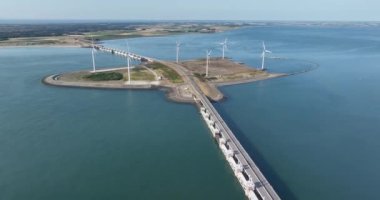 Delta Works, Hollanda 'daki bir su taşkını savunma sistemidir, özellikle Zeeland eyaletleri denizinden korunmak için kullanılır. Oosterschelde engeli.
