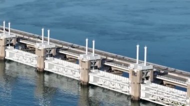 Delta Works, Hollanda 'daki bir su taşkını savunma sistemidir, özellikle Zeeland eyaletleri denizinden korunmak için kullanılır. Oosterschelde engeli.