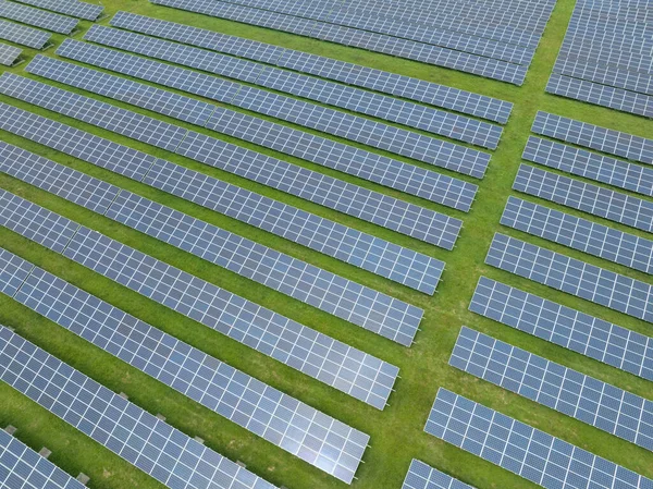 Güneş Panelleri Yeşil Temiz Alternatif Yenilenebilir Enerji Kaynağı Sistemi Ekolojik — Stok fotoğraf