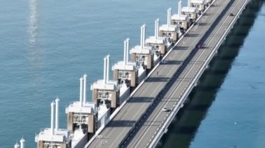 Delta Works, Hollanda 'daki bir su taşkını savunma sistemidir, özellikle Zeeland eyaletleri denizinden korunmak için kullanılır. Oosterschelde engeli.