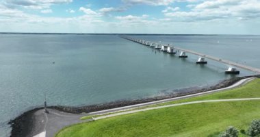 Zeelandbridge hava aracı görüntüsünde sonsuzluk köprüsü. Delta 'nın bir kısmı çalışıyor. Hollanda altyapısı Holland Zeeland. Ulaşım teslimat lojistik yolu. Genel Görünüm.