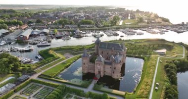 Ortaçağ kalesi turistik müze amaçları için miras kültür abidesini restore etti. Havadan gözetleme. Hollanda tahkimatı tarihle dolu. Avrupa