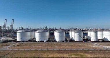 Rotterdam, 11 Ağustos 2022, Hollanda. Petrokimyasal yağ siloları hava aracı görüntüsü. Tanker depolama deposu ve liman terminali genel görünümü.