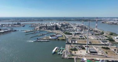 Antwerpen, 9 Ağustos 2022, Belçika. Petrol rafinerisi Antwerpen. Antwerpen limanında enerji üretimi, ulaşım ve rafineriye petrol ve doğalgaz. Büyük ölçekli sanayi