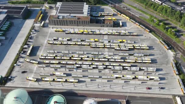 2022年7月20日 オランダのユトレヒト 電気バスUバス バス停充電ステーションのタイムラプス空中ドローンビュー — ストック動画