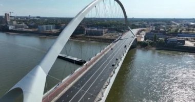 De Oversteek, ayrıca Şehir Köprüsü olarak da bilinir, Nijmegen 'de Waal üzerinde araba trafiği için bir köprü.