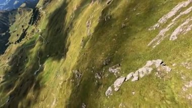 İtalya 'nın zirvesinde. Dolomitler Alpler, İtalya 'da Güney Tyrol, Avrupa. Odle sıradağları, Val Gardena, Trentino Alto Adige. FPV hızlı yarış uçağı. Dağ sörfü. Görkemli Furchetta zirvesi.