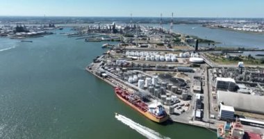 Antwerpen, 9 Ağustos 2022, Belçika. Petrokimya tankeri gemisi yanaştı. Antwerp limanına ithalat ve ihracat petrol ürünleri yükleme ve boşaltma.