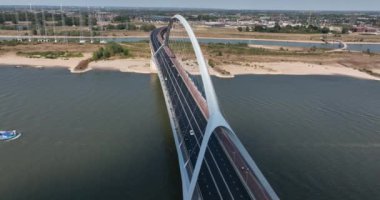 De Oversteek, ayrıca Şehir Köprüsü olarak da bilinir, Nijmegen 'de Waal üzerinde araba trafiği için bir köprü.