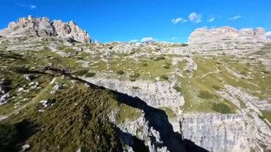 Dolomitler kireç taşı sıradağları ve uçurum sörfü. Pürüzsüz kaya ve yeşil çim tarlası. Yürüyüş macerası orman doğası. Turizm Ulusal Parkı.
