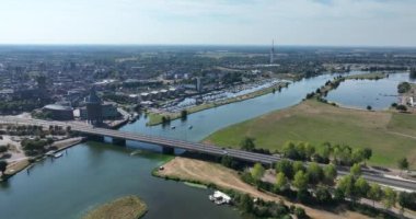 Hollanda 'nın Limburg ilindeki Roermond kasabasının Skyline' ı. Roer ve Maas su yolu boyunca. Altyapı ve üzerinden uçmak.