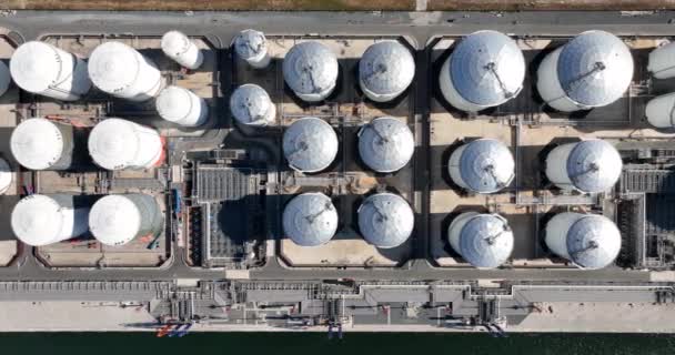 Petrol Deposu Siloları Endüstriyel Petrol Tankı Rafinerisi Havadan Drone Görüntüsünün — Stok video