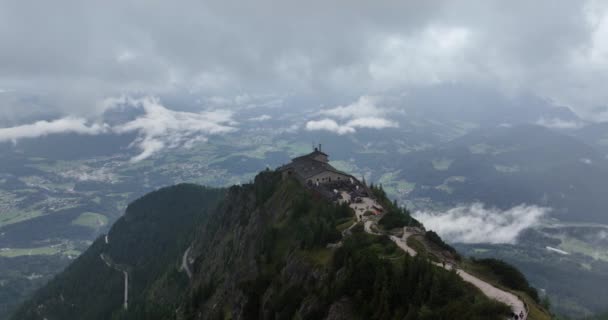 ワシの巣Kehlsteinhaus世界大戦2歴史 アドルフ ヒトラーの旧居 ドイツはバイエルンヨーロッパでアルプス 大自然の周りの山のピークの空中のオーバーヘッドをパノラマアルプビュー風景 — ストック動画