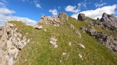 İtalya 'nın zirvesinde. Dolomitler Alpler, İtalya 'da Güney Tyrol, Avrupa. Odle sıradağları, Val Gardena, Trentino Alto Adige. FPV hızlı yarış uçağı. Dağ sörfü. Görkemli Furchetta zirvesi.