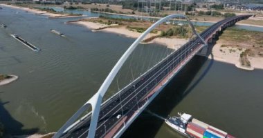 De Oversteek, ayrıca Şehir Köprüsü olarak da bilinir, Nijmegen 'de Waal üzerinde araba trafiği için bir köprü.