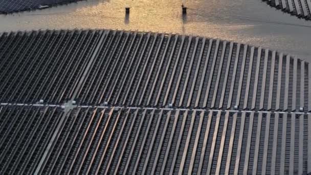 Flytande Roterande Vändbara Solpaneler Storskalig Hållbar Energiproduktion Solsystem Grön Utvinning — Stockvideo