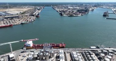 Antwerpen, 9 Ağustos 2022, Belçika. Petrokimya tankeri gemisi yanaştı. Antwerp limanına ithalat ve ihracat petrol ürünleri yükleme ve boşaltma.