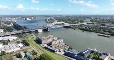 Rotterdam 'daki Nieuwe Maas üzerindeki Van Brienenoordbrug köprüsü, Rotterdam' ın doğu yakasındaki IJsselmonde ve Kralingen-Crooswijk 'in Hollanda bölümü..