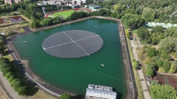 太陽光パネルエネルギーシステム 再生可能エネルギーの導入 緑の都市気候変動未来のイノベーションロッテルダムの太陽からの電力収穫 — ストック動画