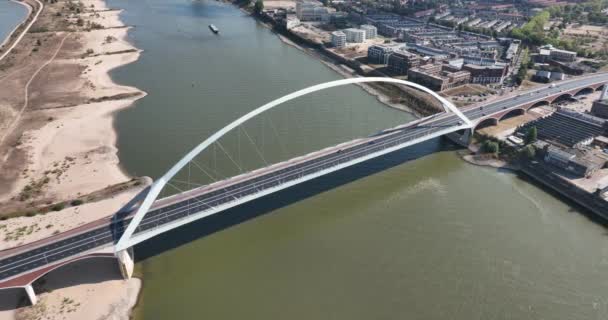德奥斯特里克桥 Oversteek 也被称为城市桥 City Bridge 是一座横跨奈梅根的瓦尔河的汽车桥 — 图库视频影像