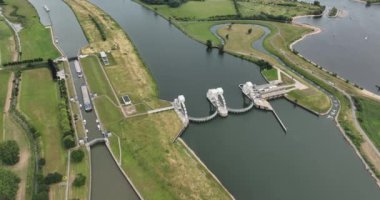 Hollanda 'da Amerongen ve Maurik arasındaki Nederrijn nehrinde hidroelektrik santrali kapağı kilitlendi..