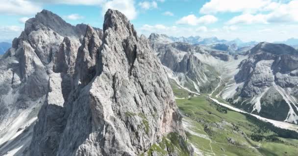 Dolomitler Talya Nın Dağlık Tatil Bölgelerinde Manzara Bulutları Havadan Sinemada — Stok video