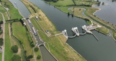 Hollanda 'da Amerongen ve Maurik arasındaki Nederrijn nehrinde hidroelektrik santrali kapağı kilitlendi..