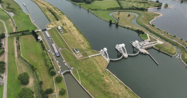 荷兰梅龙根和毛里克之间的Nederrijn河水电站水闸 — 图库视频影像