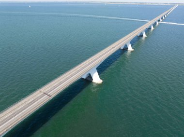Zeelandbridge hava aracı görüntüsünde sonsuzluk köprüsü. Delta 'nın bir kısmı çalışıyor. Hollanda altyapısı Holland Zeeland. Ulaşım teslimat lojistik yolu. Genel Görünüm.
