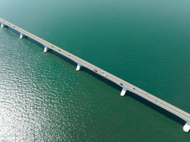 Zeelandbridge hava aracı görüntüsünde sonsuzluk köprüsü. Delta 'nın bir kısmı çalışıyor. Hollanda altyapısı Holland Zeeland. Ulaşım teslimat lojistik yolu. Genel Görünüm.