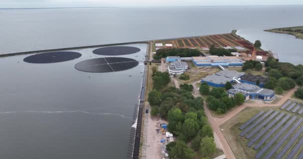 Schwimmende Drehbare Sonnenkollektoren Solaranlage Zur Nachhaltigen Energieerzeugung Großen Maßstab Ökostromgewinnung — Stockvideo