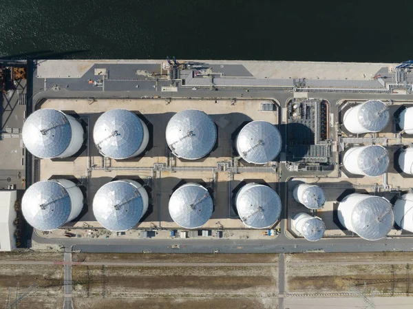 Petrol Deposu Siloları Endüstriyel Petrol Tankı Rafinerisi Havadan Drone Görüntüsünün — Stok fotoğraf