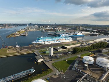 Amsterdam, 29 Eylül 2022, Hollanda 'da. Amsterdam sığınmacılarının Westelijk Havengebied 'de fazladan 1000 mülteci taşıyan bir yolcu gemisinde kabul edilmeleri. Ter Apel durumunu hafifletmek için