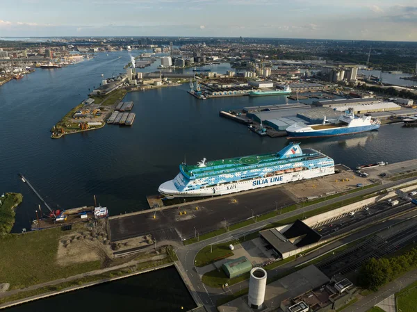 Amsterdam, 29 Eylül 2022, Hollanda 'da. Amsterdam sığınmacılarının Westelijk Havengebied 'de fazladan 1000 mülteci taşıyan bir yolcu gemisinde kabul edilmeleri. Ter Apel durumunu hafifletmek için