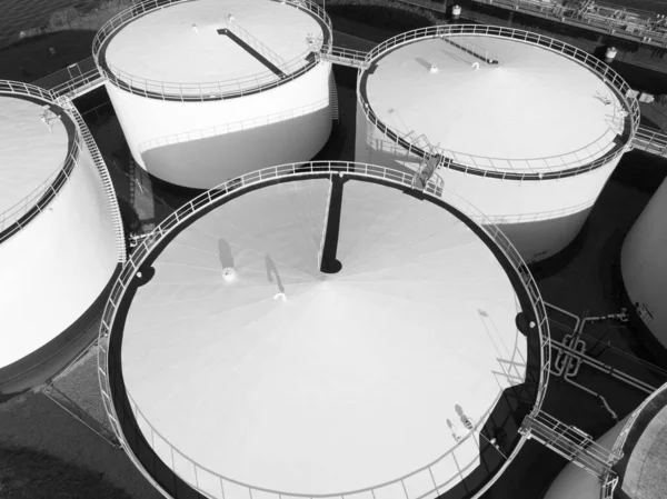 液体またはガス貯蔵サイロ 航空機のドローンビューの下に重工業産業用タンクコンテナ上 化学液体金属事業貯蔵容器構造 — ストック写真