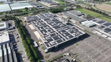 Bleiswijk, 17 Eylül 2022, Hollanda. En büyük ve en otomatik dağıtım merkezi Zalando. Modern ticari perakende taşıma lojistik merkezi,