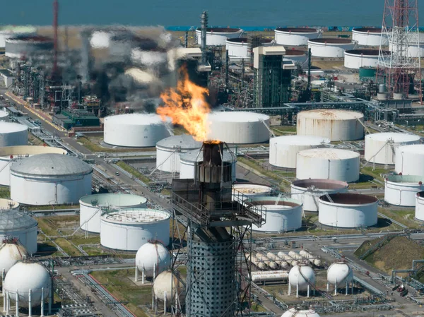 Сжигание Газов Высвобождающихся Добыче Нефти Нпз Порту Антверпен Бельгии — стоковое фото