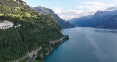Vierwaldstattersee, Schwyz, İsviçre 'nin iç kesimlerinde Alp Gölü Ormanı ve Dağları' nın insansız hava aracı manzaralı. Turkuaz suyu.