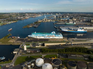 Amsterdam, 29 Eylül 2022, Hollanda 'da. Amsterdam sığınmacılarının Westelijk Havengebied 'de fazladan 1000 mülteci taşıyan bir yolcu gemisinde kabul edilmeleri. Ter Apel durumunu hafifletmek için